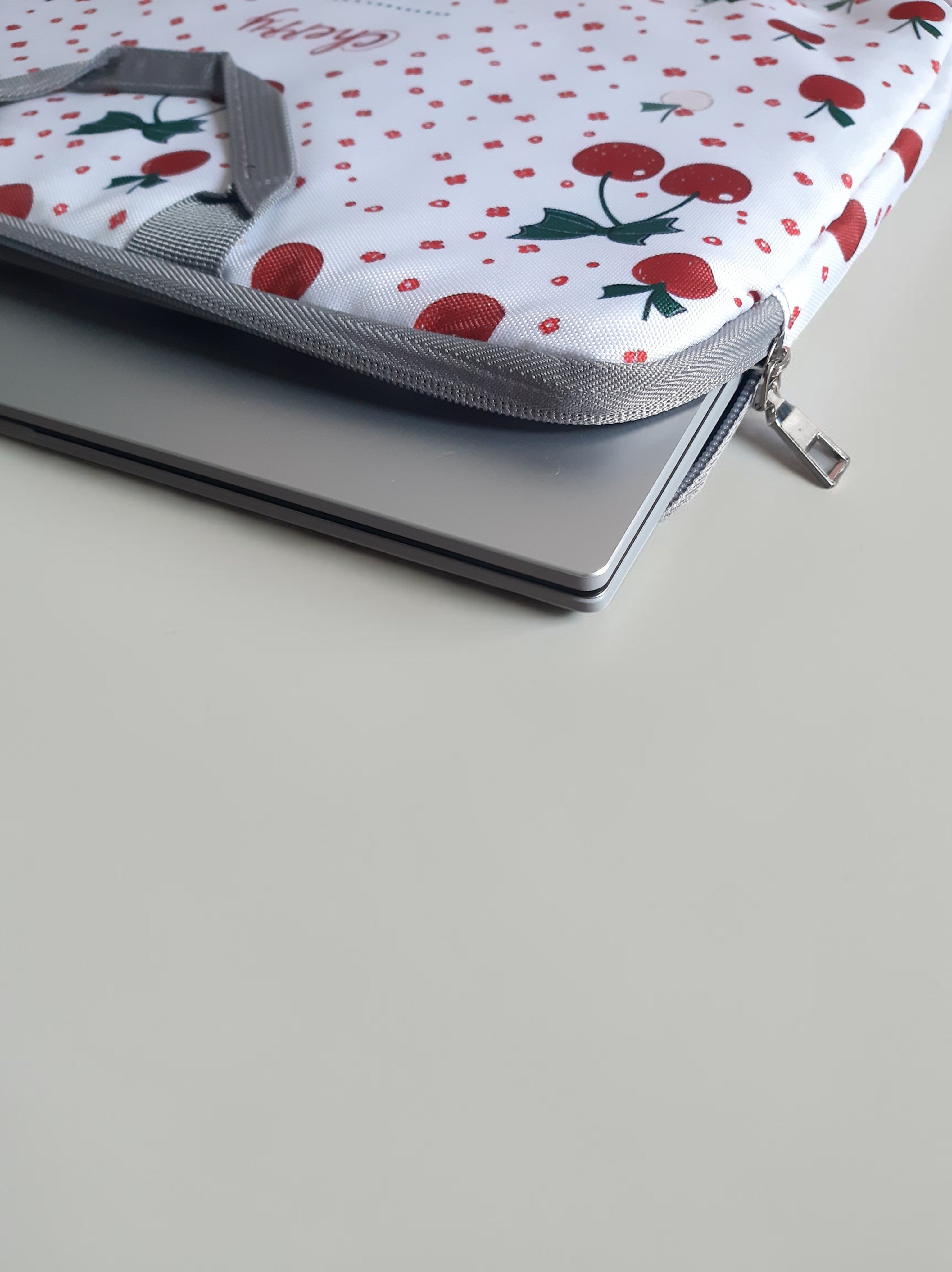 Housse ordinateur cerises 17"