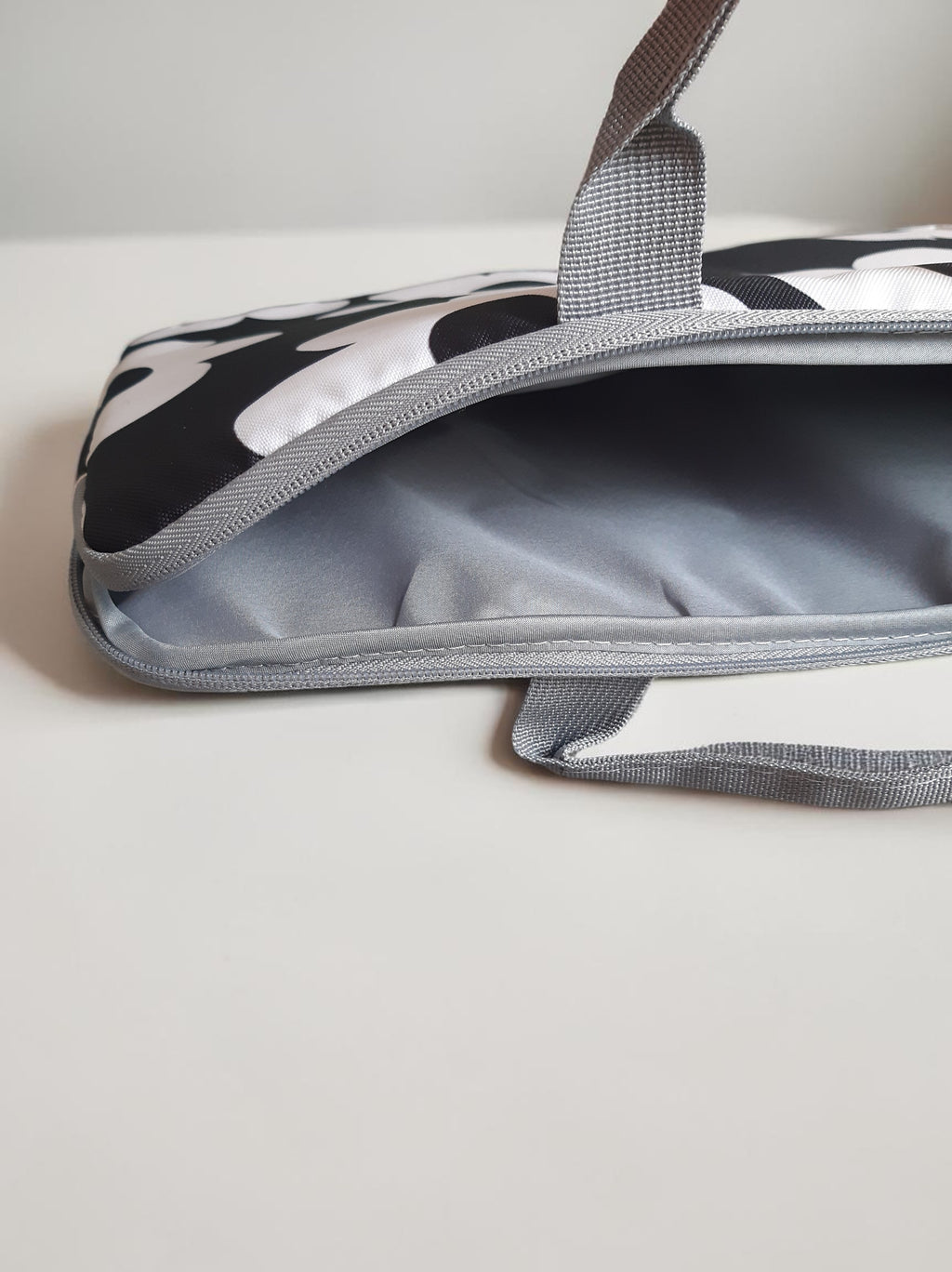 Housse ordinateur fleurs noires et blanches 17"